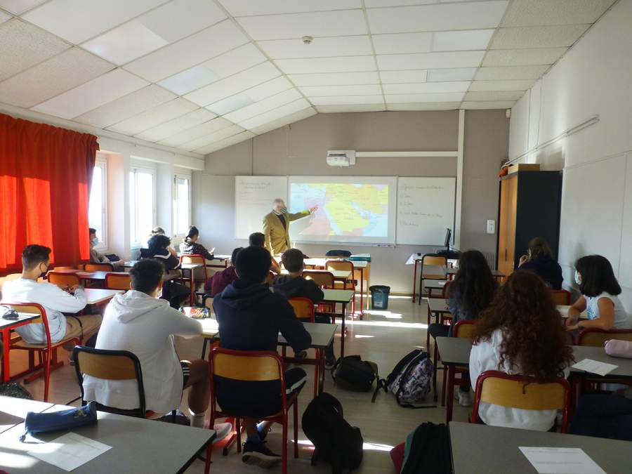 Intervention de Bernard Allut en classe de 3ime. 900x1200