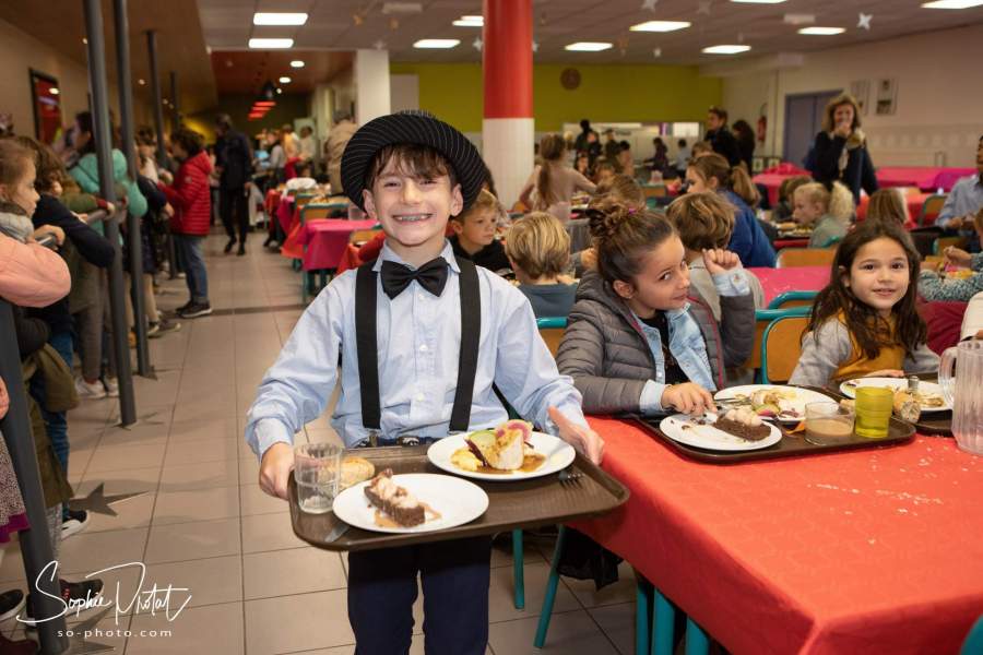 enfant table sourire 2b